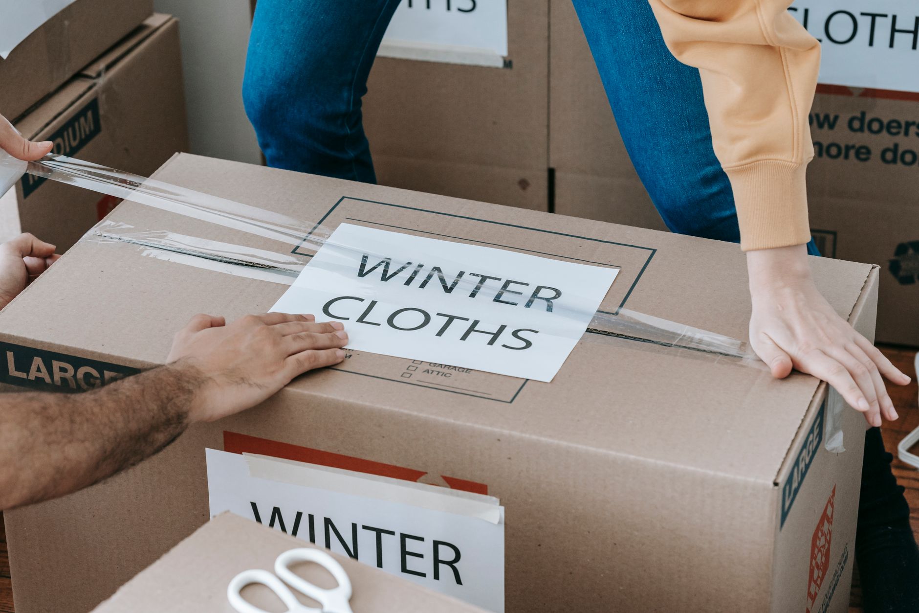 Paketleme kutuları ve etiketli eşyalarla bir taşınma sahnesi