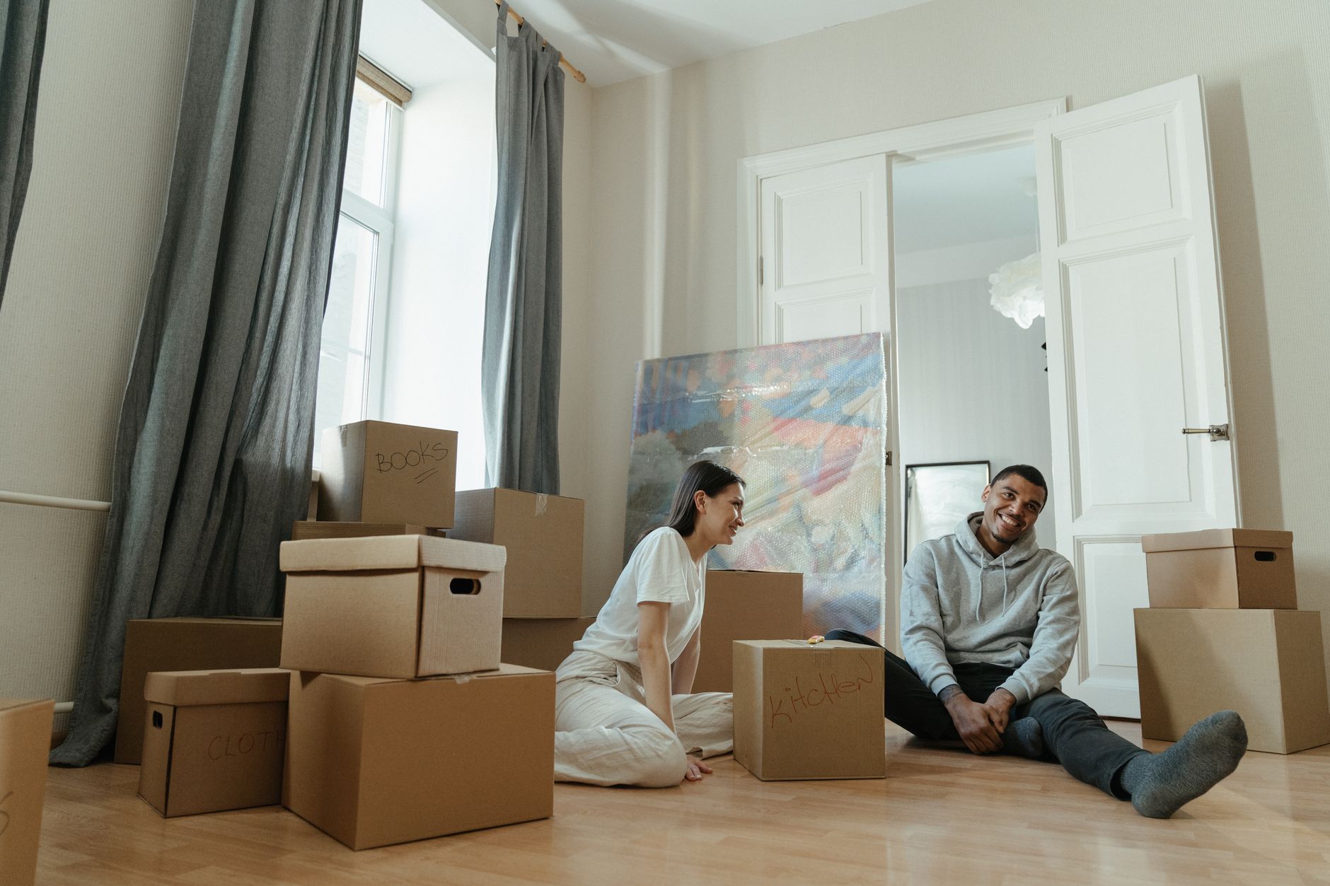 Taşıma kutularının düzenli şekilde paketlenmiş bir ev ortamı