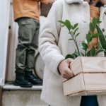 Çevre dostu paketleme malzemeleriyle taşınma sürecini gösteren bir sahne