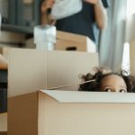 Çocuklu bir ailenin ev taşıma sürecinde paketleme yapması