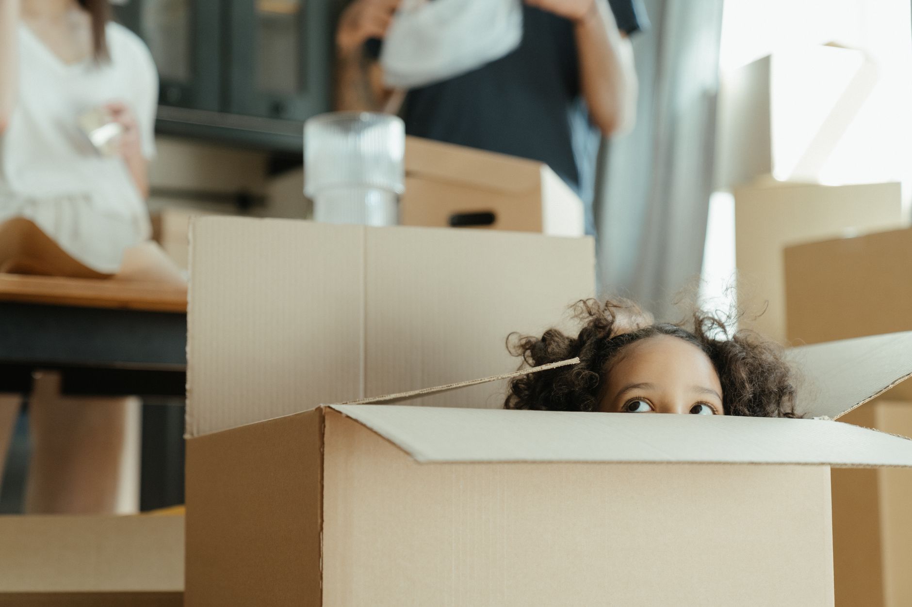 Çocuklu bir ailenin ev taşıma sürecinde paketleme yapması