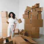 Asansörlü taşıma sırasında paketlenmiş kutular ve merdiven boşluğu