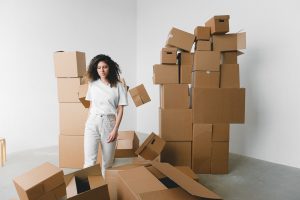 Asansörlü taşıma sırasında paketlenmiş kutular ve merdiven boşluğu