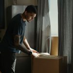 Heybeliada’da evden eve nakliyat için paketlenmiş kutular ve eşyalar