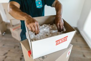 Kırılacak eşyaların özenle paketlenmiş bir kutu örneği